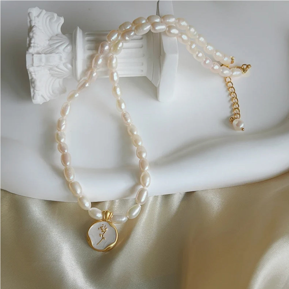 Dollcini Pearl Gyöngy Nyaklánc Virág Medállal – Rózsa vagy Tulipán