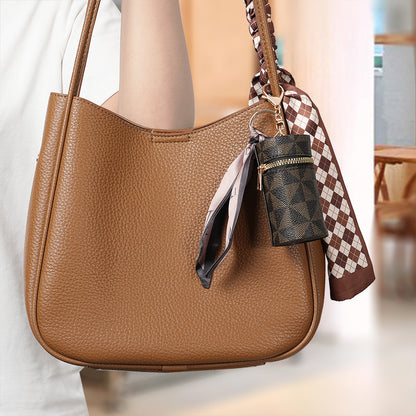 Dollcini, charm pentru geantă în carouri – accesoriu din PVC în stil retro