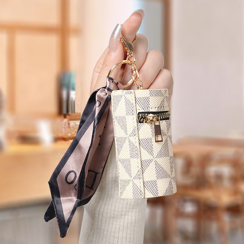 Dollcini, charm pentru geantă în carouri – accesoriu din PVC în stil retro